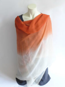 Stola aus Wolle (Merino), leicht - one-play. Ombre, Farbverlauf; Wollweiß, Orange.